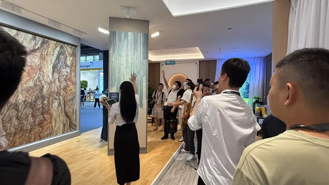 25年光亚展惊艳瞬间！智谋纪AI照明手势识别功能成焦点，观众争相体验！